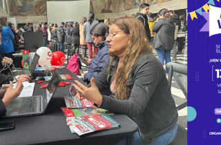 Imagen que muestra dos personas participando de la feria de la vivienda en 2024