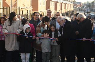 Ministro Carlos Montes y vecinos cortan cina de inauguración de Conjunto Habitacional Rodrigo Ambrosio en San Pedro de la Paz