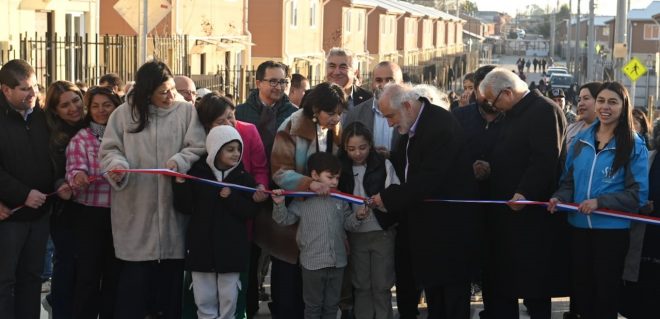 Ministro Carlos Montes y vecinos cortan cina de inauguración de Conjunto Habitacional Rodrigo Ambrosio en San Pedro de la Paz